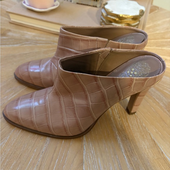 Elegant Tan Croc-Embossed Women's Mules - Picture 5 of 7